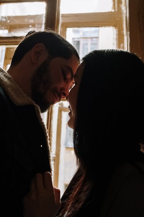 男人和女人在房间内接吻 · 免费素材图片