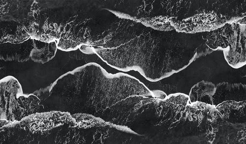 岩层的灰度照片 · 免费素材图片