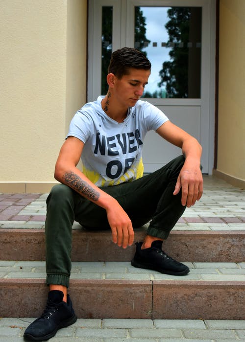 有关人, 坐, 手臂纹身的免费素材图片