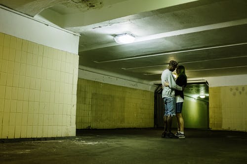 男人和女人在走廊上行走 · 免费素材图片