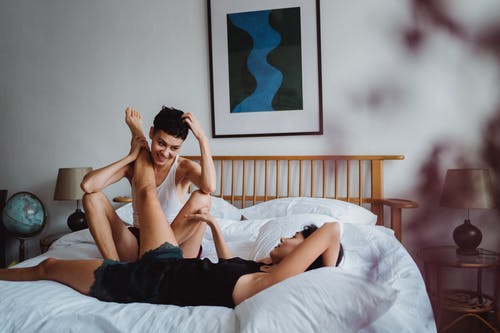 有关LGBTQ, 人, 卧床休息的免费素材图片