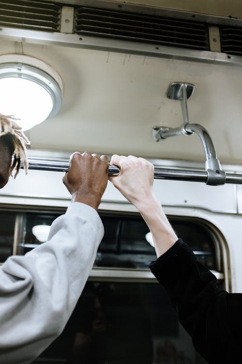 拿着不锈钢棒的白色长袖衬衫的女人 · 免费素材图片