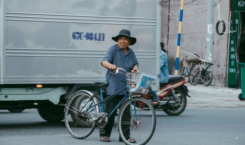 有关交通系统, 人, 帽子的免费素材图片