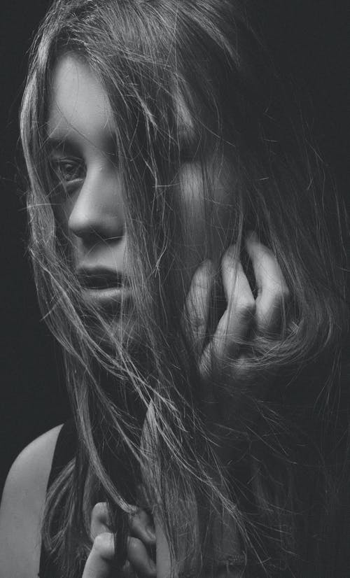 有关单色, 垂直拍摄, 女人的免费素材图片