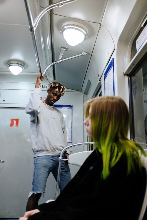 站在黑色衬衫的女人旁边的白色长袖衬衫的女人 · 免费素材图片