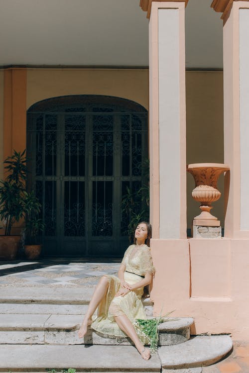 有关光着脚, 刺青, 坐的免费素材图片