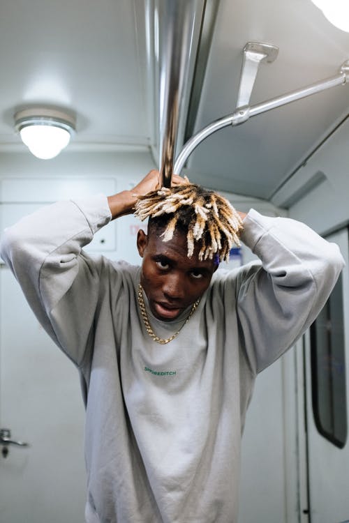 白色长袖衬衫的男人 · 免费素材图片