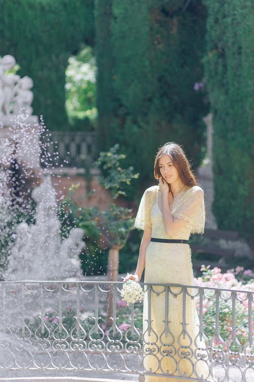 有关人, 公园, 咖啡色头发的女人的免费素材图片