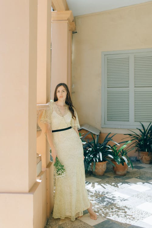 有关人, 倚, 光着脚的免费素材图片