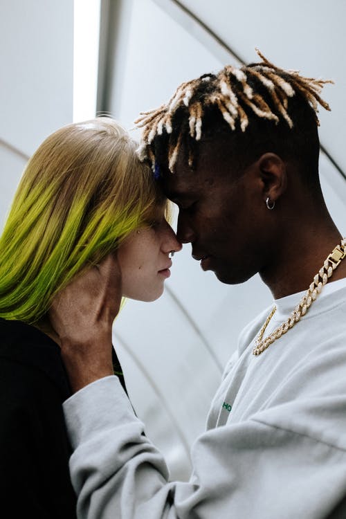 白色礼服衬衫的男人亲吻绿色头发的女人 · 免费素材图片
