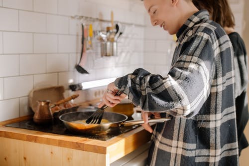 有关人, 家伙, 在家做饭的免费素材图片