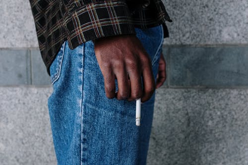 蓝色牛仔牛仔裤和黑白格子衬衫的人 · 免费素材图片