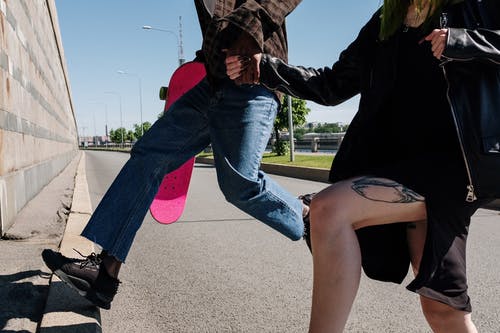 黑色外套和蓝色牛仔牛仔裤，坐在白色的圆桌上的女人 · 免费素材图片