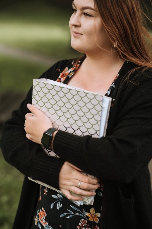 在公园作物满足女人与纸文件夹 · 免费素材图片