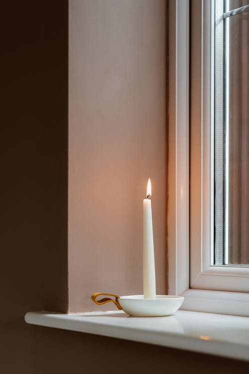 在家里的窗台上燃烧的蜡烛 · 免费素材图片