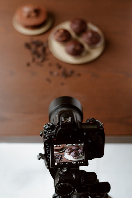 展示有美味松饼照片的相机 · 免费素材图片