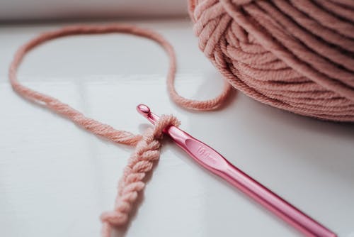 针织件和带钩纱 · 免费素材图片