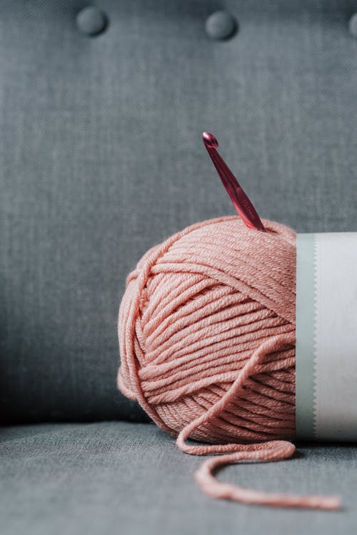 灰色舒适沙发上的粉红色纱 · 免费素材图片