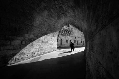 人走在古城堡的隧道 · 免费素材图片