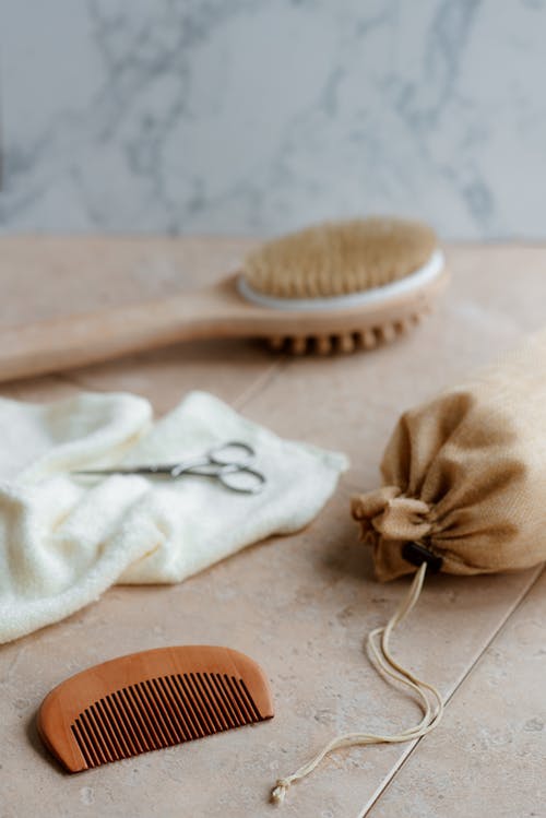 环保浴刷和桌上的梳子 · 免费素材图片