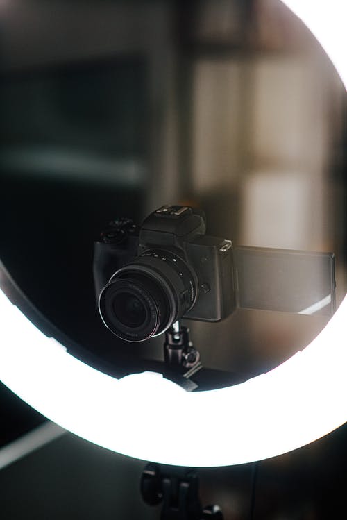 数码相机放在摄影棚灯旁的三脚架上 · 免费素材图片