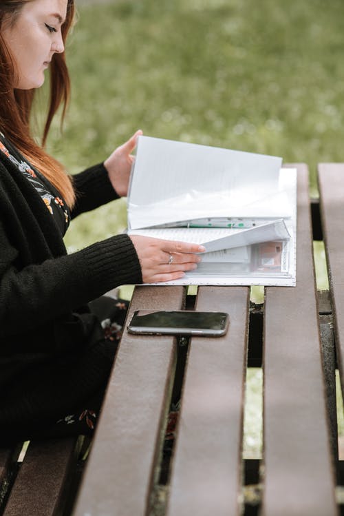 作物女人在公园里读书学习材料 · 免费素材图片