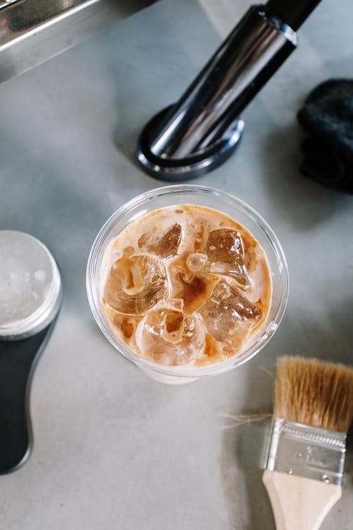 透明塑料杯中的棕色粉末 · 免费素材图片