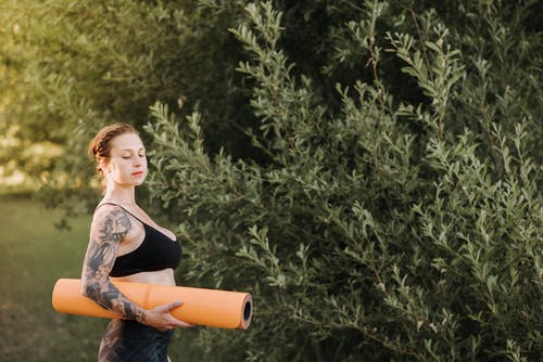 梦幻纹身的女人与树附近的瑜伽垫 · 免费素材图片