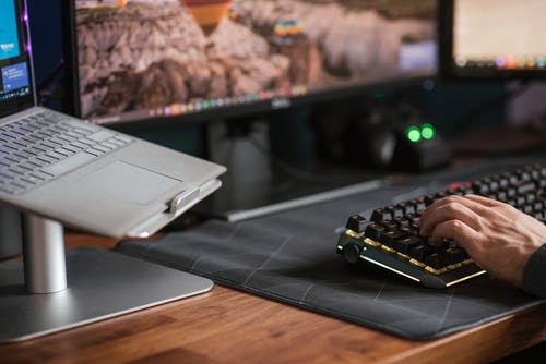 裁剪无法辨认的人，在现代计算机的键盘上键入 · 免费素材图片