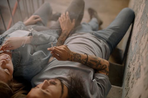 躺在床上的灰色长袖衬衫的女人 · 免费素材图片