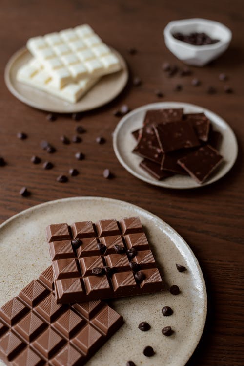 在家里的陶瓷板上甜巧克力 · 免费素材图片