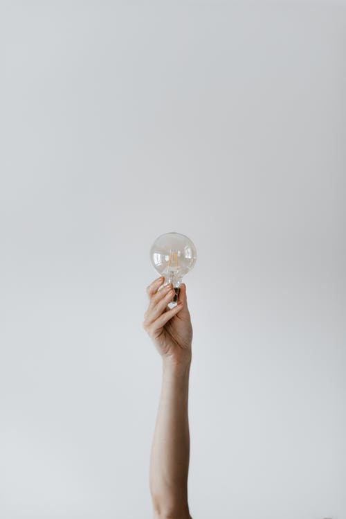 匿名女性显示灯泡 · 免费素材图片