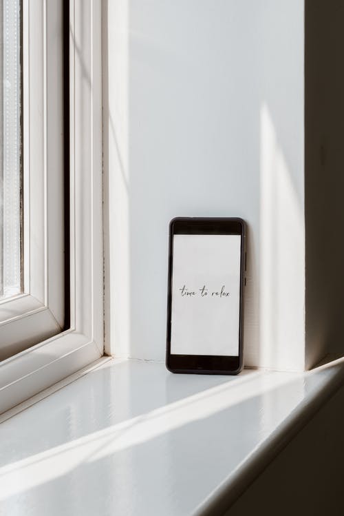 智能手机与题字在闪亮的窗台上的屏幕上 · 免费素材图片