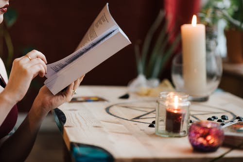 作物算命先生在桌上的蜡烛读书魔术书 · 免费素材图片