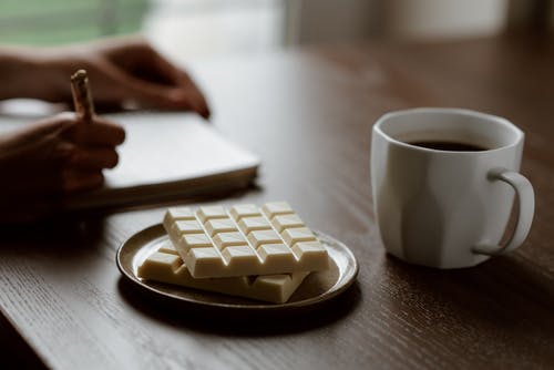 庄稼人在桌上用巧克力和咖啡 · 免费素材图片