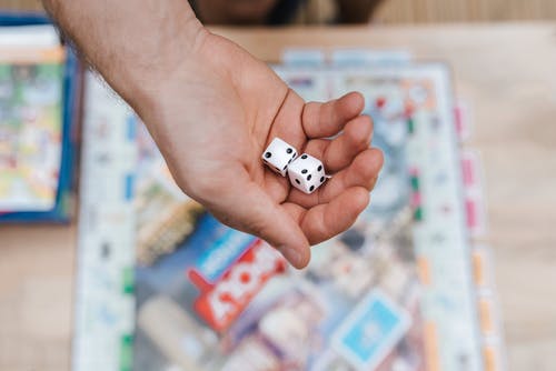 作物玩家与骰子玩棋盘游戏 · 免费素材图片