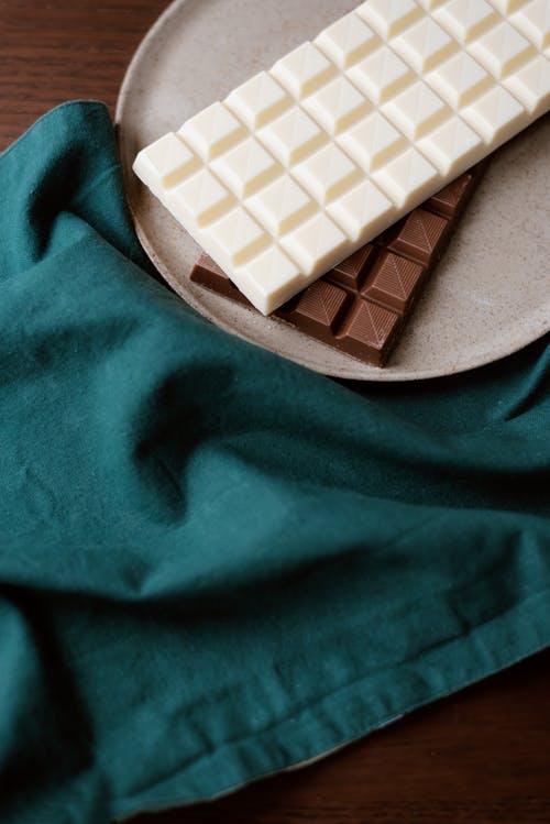 陶瓷板上的巧克力棒 · 免费素材图片