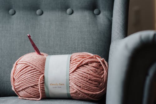 沙发编织用粉红色纱 · 免费素材图片
