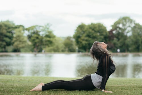 在夏天变得面目全非的女子练习瑜伽对池塘 · 免费素材图片