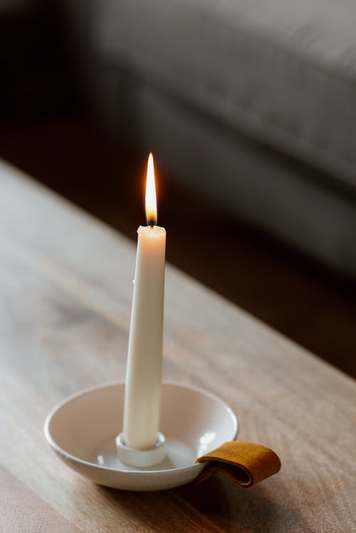 桌上的碗里的发光蜡蜡烛 · 免费素材图片
