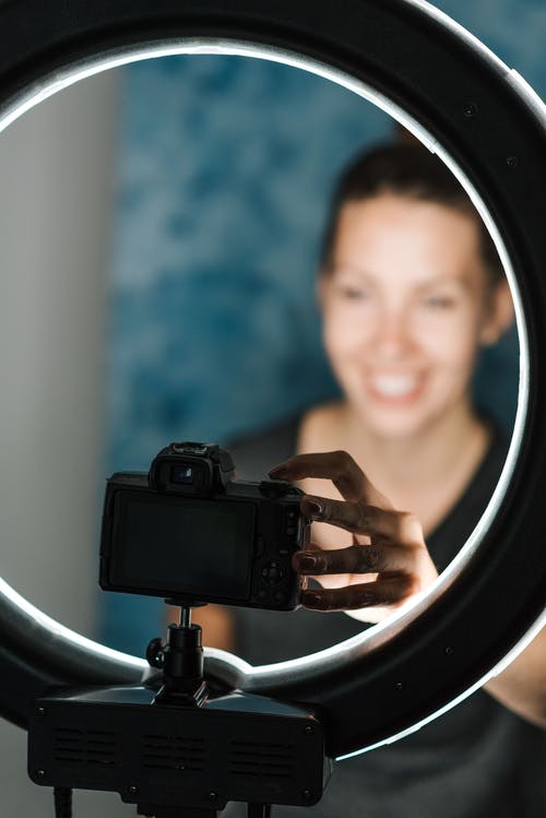 微笑与照片相机拍照的幸福女人 · 免费素材图片