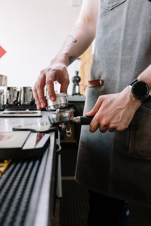 拿着银和黑咖啡壶的灰色衬衫的男人 · 免费素材图片
