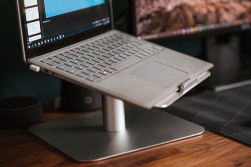 现代笔记本电脑放在桌子上的架子上 · 免费素材图片