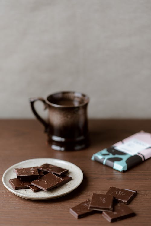美味的牛奶巧克力和桌上的咖啡 · 免费素材图片