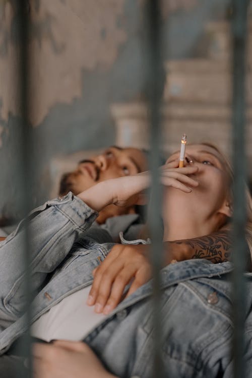 拿着智能手机的蓝色牛仔夹克的女人 · 免费素材图片