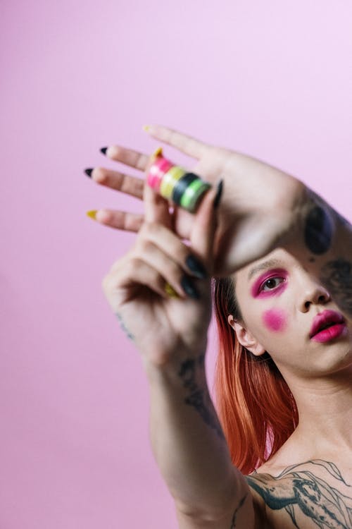 有关人, 修手指甲, 伤心的免费素材图片