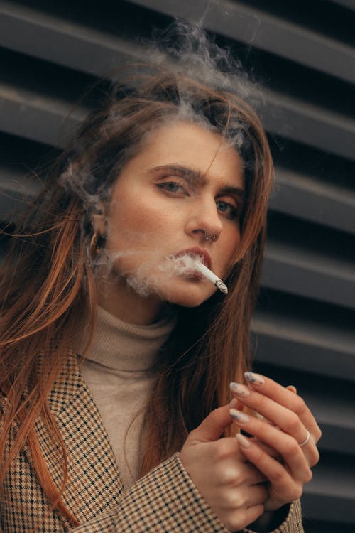 有关垂直拍摄, 女人, 抽烟者的免费素材图片
