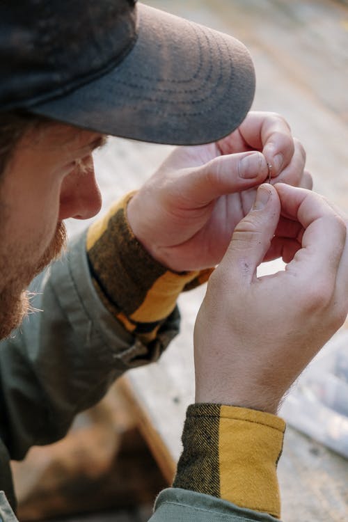 有关人, 帽子, 手的免费素材图片