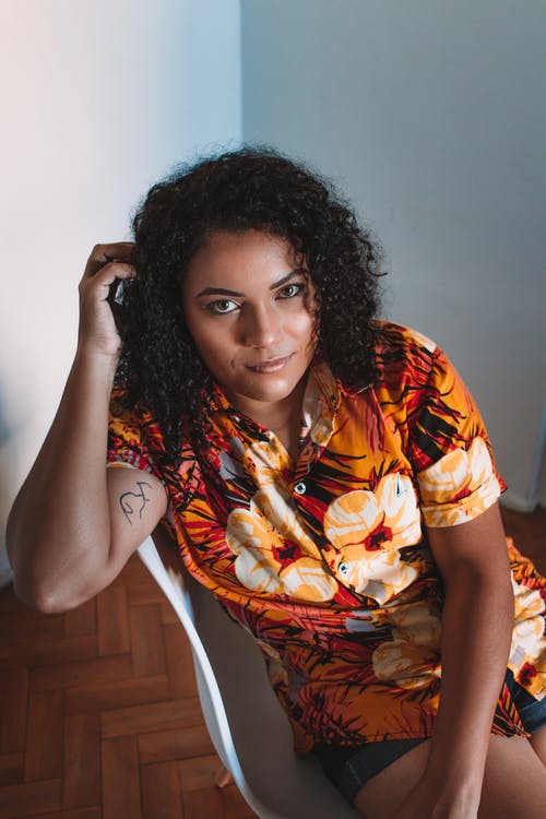 有关在家, 坐, 垂直拍摄的免费素材图片