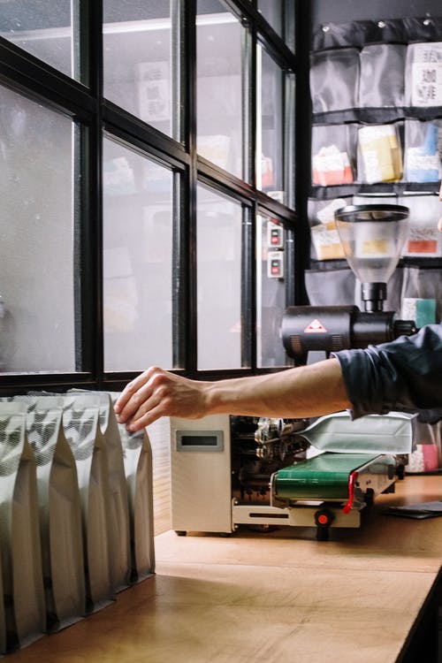 拿着透明水杯的黑色长袖衬衫的人 · 免费素材图片